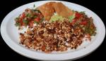 Une assiette montrant un plat d'Escamole, des larves de fourmis grillées. Ce plat est traditionnel de la cuisine mexicaine et réputé en entomophagie.