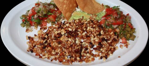 Une assiette montrant un plat d'Escamole, des larves de fourmis grillées. Ce plat est traditionnel de la cuisine mexicaine et réputé en entomophagie.