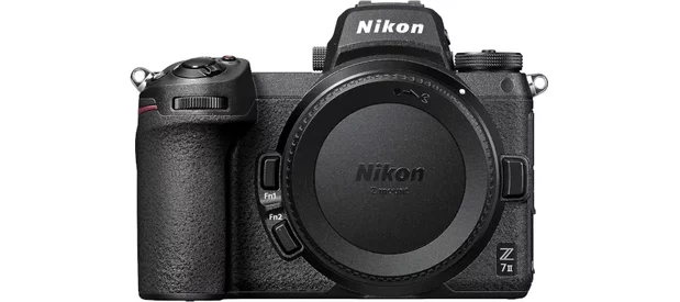 L'appareil photo hybride Nikon Z7ii vu de face sur fond blanc.